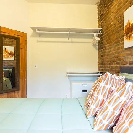 Spacious Apt Close To 9Th Avenue Apartment *