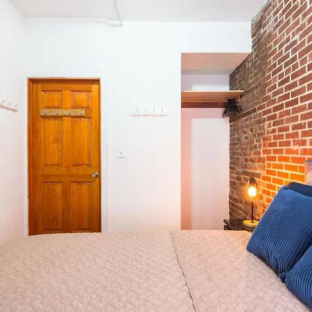 Spacious Apt Close To 9Th Avenue *