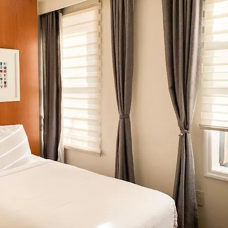 Midtown West Hotel 3*