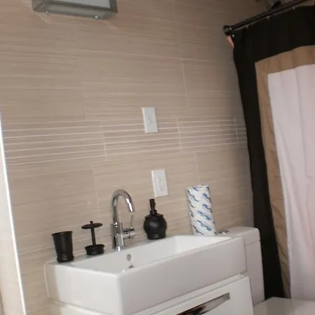 Metro Apartment *