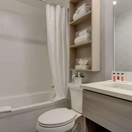 Hotel Microtel By Wyndham Long Island 3*