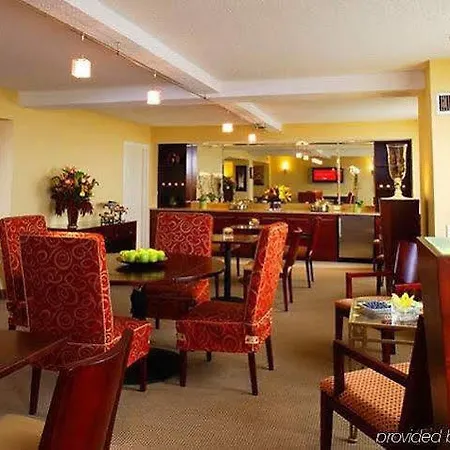 Laguardia Airport Marriott 4*