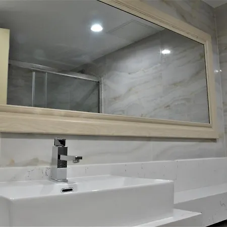 Lic Plaza Hotel 3*