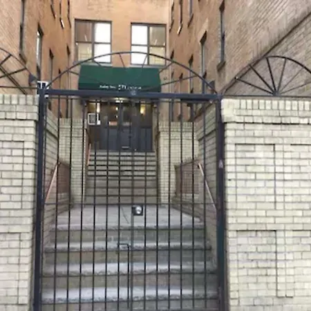 Apartment Two Bedroom Located In Inwood In Upper Manhattan New York