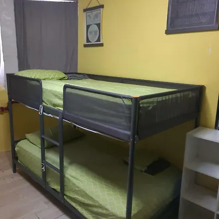 Guest house 4you Train 3 Kingston Ave