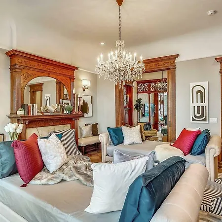 Villa Stayloom's Dazzling Luxe Brownstone | 5 Min To A/c