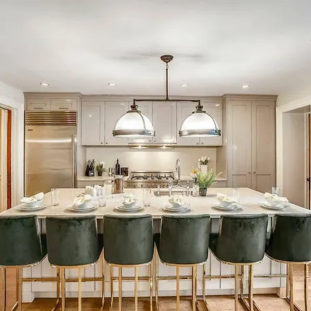 Stayloom's Dazzling Luxe Brownstone | 5 Min To A/c Villa *