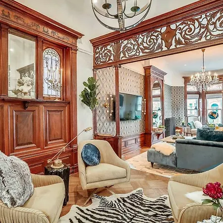 Villa Stayloom's Dazzling Luxe Brownstone | 5 Min To A/c