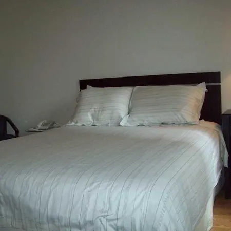 Metro Apartment *