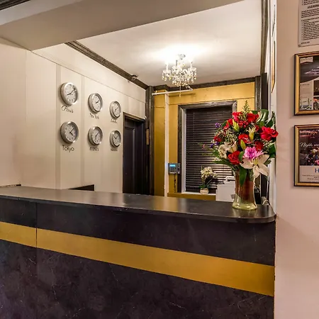 Royal Park Hostel *