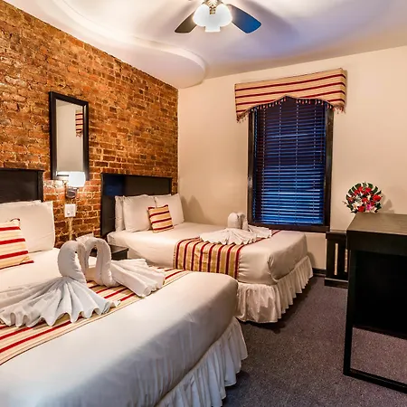 Royal Park Hostel *