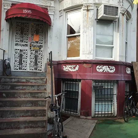 4you Train 3 Kingston Ave Guest house New York