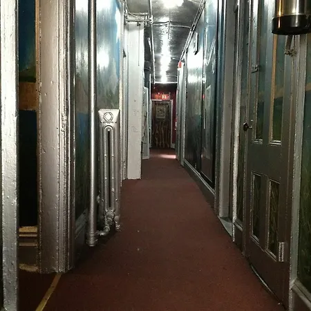 Carlton Arms Hotel 2*