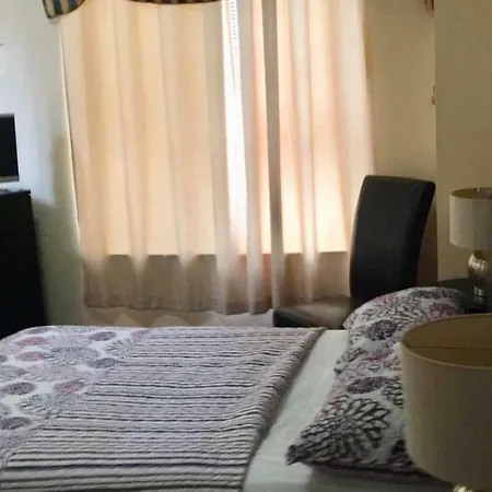 Two Bedroom Located In Inwood In Upper Manhattan Apartment *