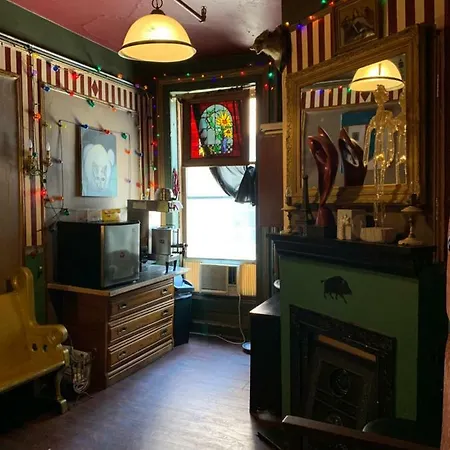 Carlton Arms 2*