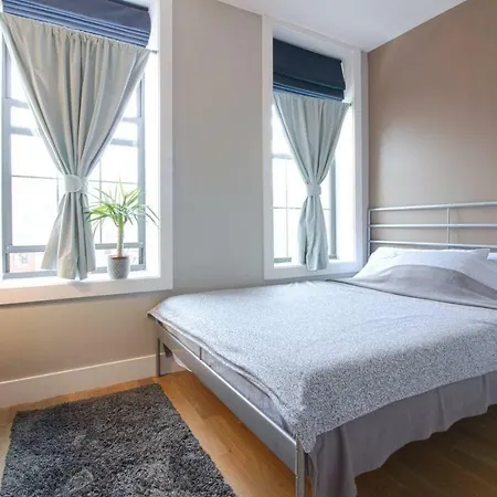 Lowereast2bedroomgem! #3minwalktotrain!