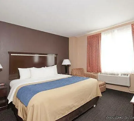 Travelodge By Wyndham Queens Hotel