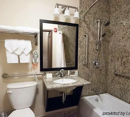 Travelodge By Wyndham Queens