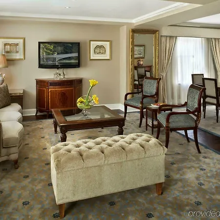 Plaza Athenee 5* New York