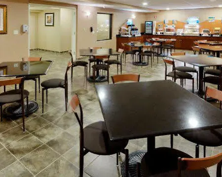 Country & By Radisson, Staten Island 3*