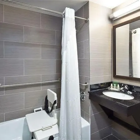 Fairfield & By Marriott Staten Island Hotel