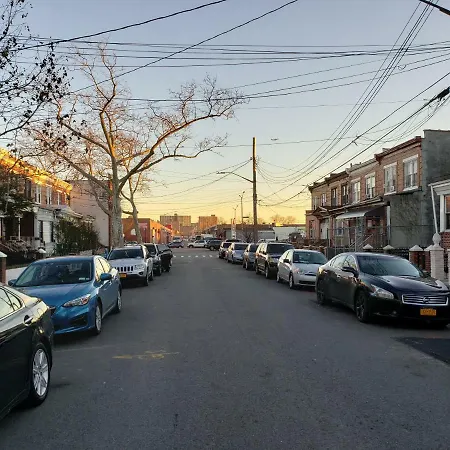 Apartment Brooklyn 3 Bedroom 1 Bathroom 8 Minutes To Subway 30 Minutes To Manhattan