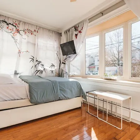 Holiday home Nyc Hub Xl @ 900ft From Subway; 30 Min To Midtown