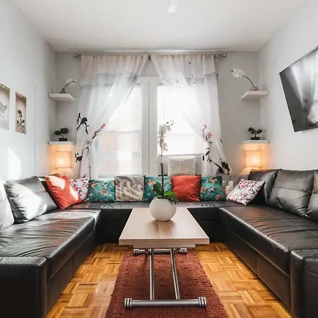 Nyc Hub Xl @ 900ft From Subway; 30 Min To Midtown Holiday home *