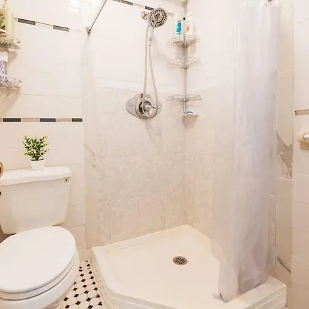 Nyc Hub Xl @ 900ft From Subway; 30 Min To Midtown Holiday home New York
