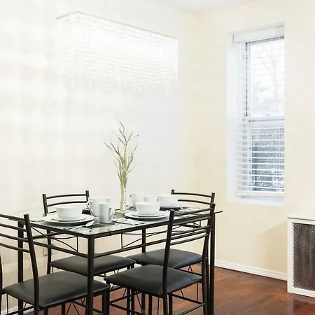 Apartment Brooklyn 3 Bedroom 1 Bathroom 8 Minutes To Subway 30 Minutes To Manhattan