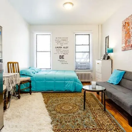Charming, Fully Renovated Studio In Heart Of Manhattan