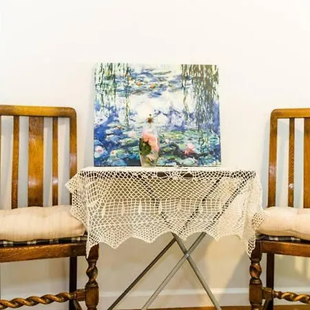 Charming, Fully Renovated Studio In Heart Of Manhattan Apartment *