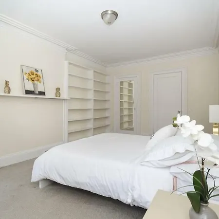 Holiday home Amazing Townhouse Experience With Private Garden