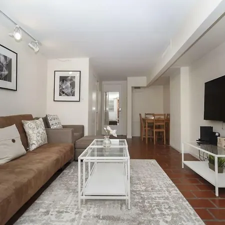 Amazing Townhouse Experience With Private Garden