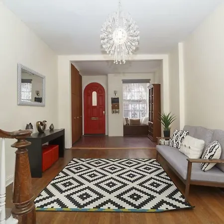 Amazing Townhouse Experience With Private Garden *