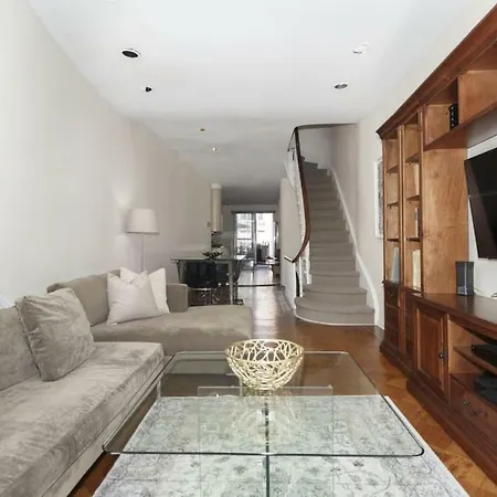 Holiday home Amazing Townhouse Experience With Private Garden New York
