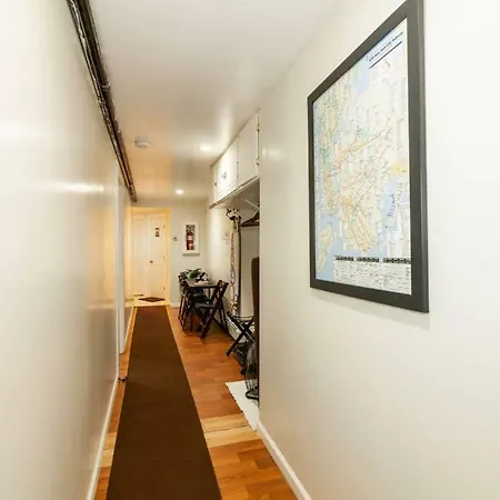 Elegant 2 Bedroom W Modern Amenities Apartment *