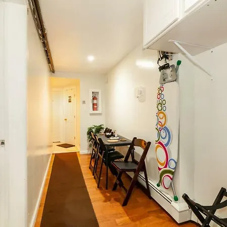 Elegant 2 Bedroom W Modern Amenities Apartment