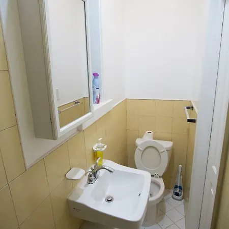 Dom-nyc Hide-a-way Guest house