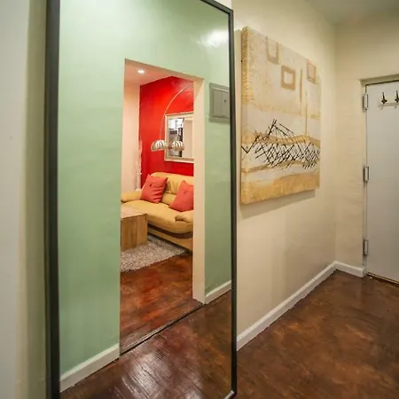 Private In A Shared 15 Minutes To Times Square! Homestay