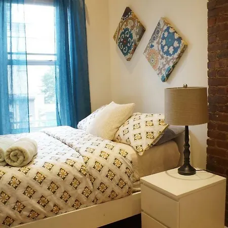 Garden House 2 Subway Stops From Midtown Manhattan Apartment *