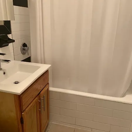 Modern Home: Near Jfk & Laguardia, Food Shops Mall & Train *