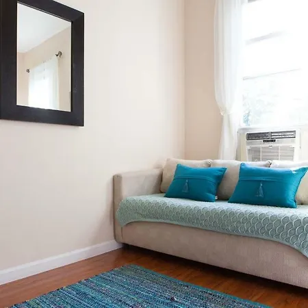 Beautiful 3br In A Peaceful Diverse Neighborhood Apartment