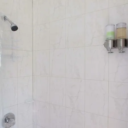Beautiful 3br In A Peaceful Diverse Neighborhood Apartment *