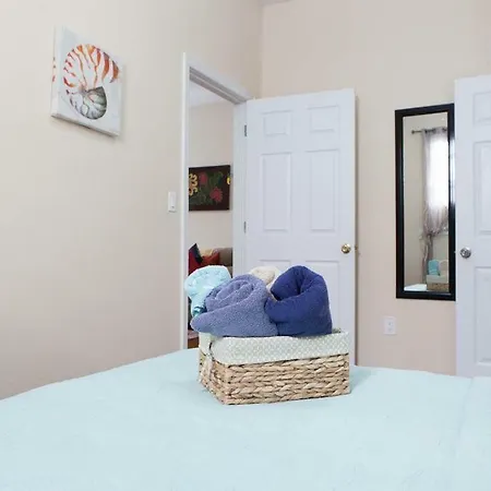 Beautiful 3br In A Peaceful Diverse Neighborhood Apartment *