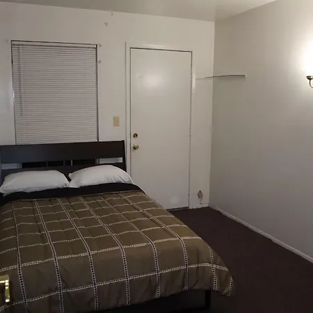 Brooklyn's Hart St Apartment *