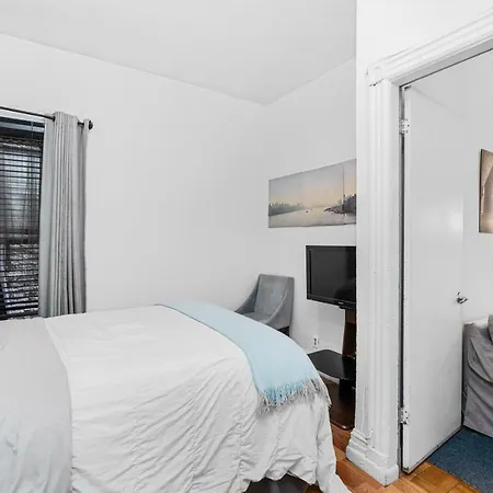Apartment Cloverleaf - Perfectly Located Near Restaurants, Shops, & Sites New York