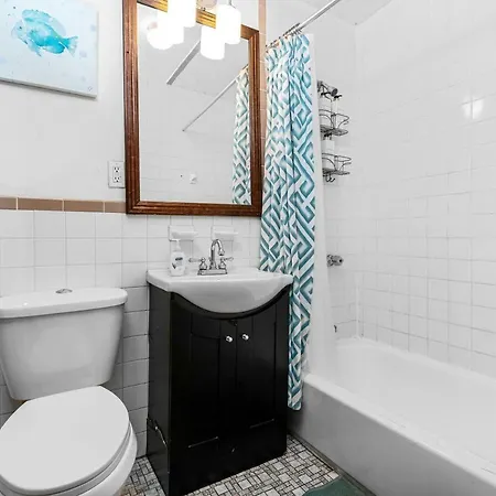 Apartment Cloverleaf - Perfectly Located Near Restaurants, Shops, & Sites