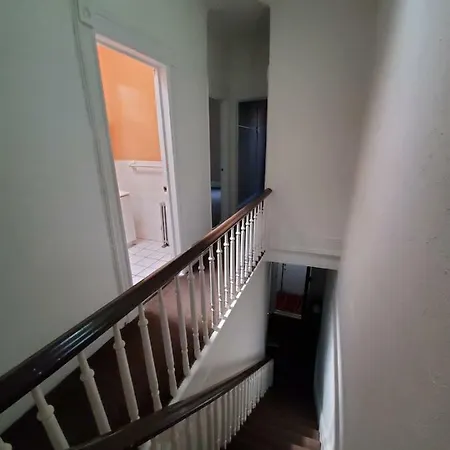 Cozy Brownstone Sleeps 12 People 25 Mins From Nyc 1 Block From J Train *