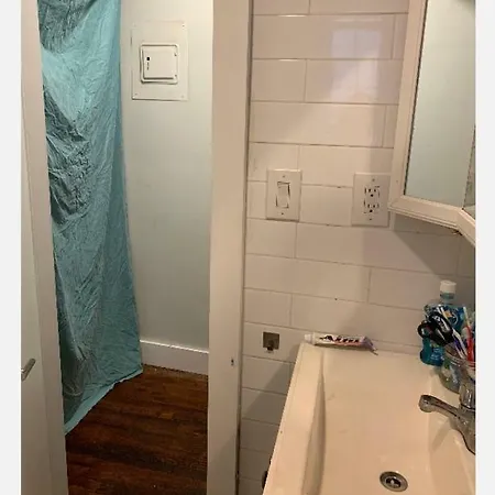 Private In Sunnyside ,21 Minutes To Times Square Apartment *